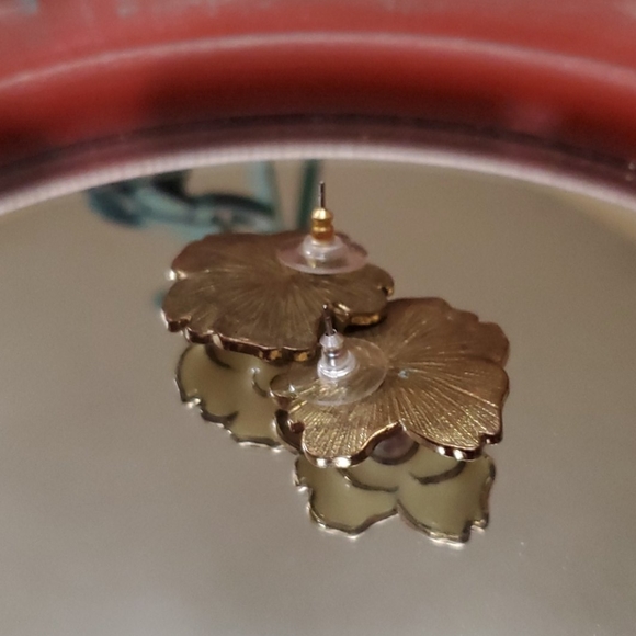 Retro Floral and faux pearl earrings - Picture 3 of 4